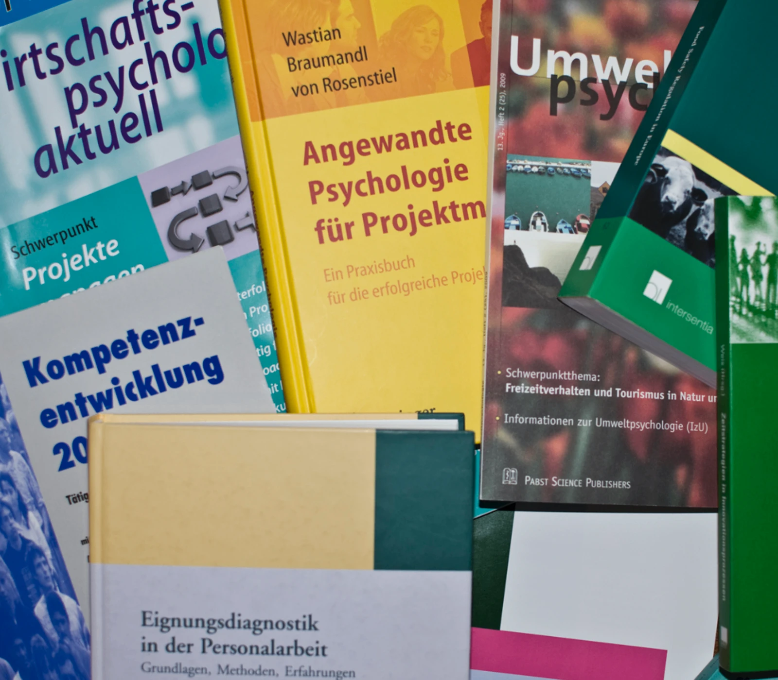 Aufgeschlagenes Buch auf einem Schreibtisch mit natürlichem Licht
