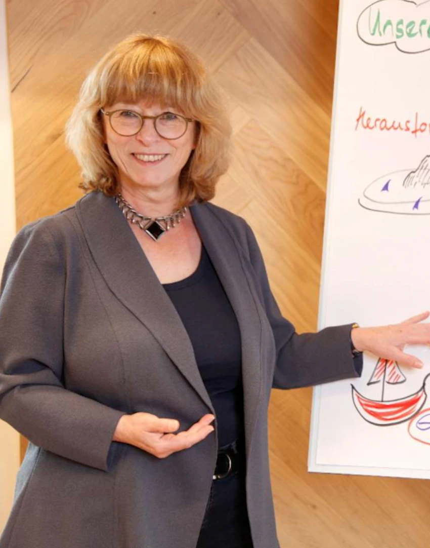Ruhiger Wissensraum mit Bibliothek und Schreibtisch